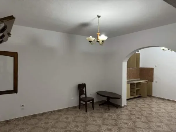 Tirane, jepet me qera shtepi 1+1 Kati 0, 74 m² 30.000  (RrKont Leopold Bertold)