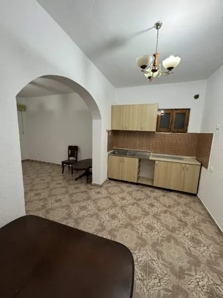 Tirane, jepet me qera shtepi 1+1 Kati 0, 74 m² 30.000  (RrKont Leopold Bertold)