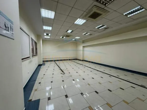 Tirane, jepet me qera ambjent biznesi Kati 3, 80 m² 600 Euro (Rruga e Barrikadave)