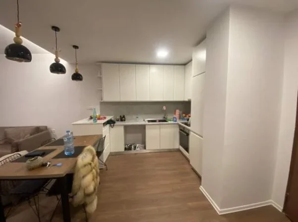 Tirane, jepet me qera apartament 1+1 Kati 6, 80 m² 700 Euro (Komuna e Parisit)