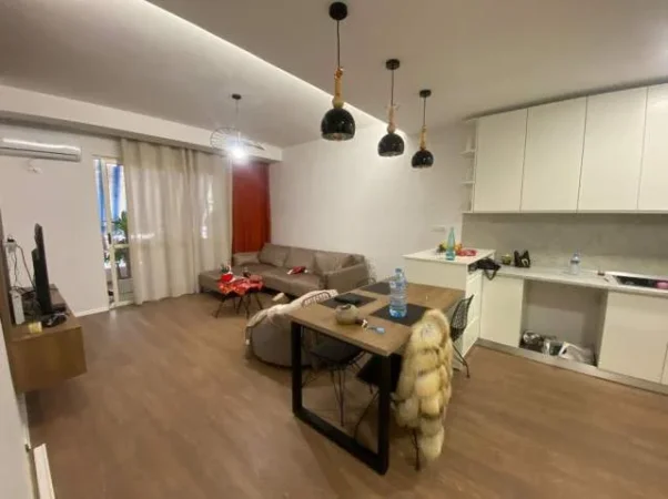 Tirane, jepet me qera apartament 1+1 Kati 6, 80 m² 700 Euro (Komuna e Parisit)