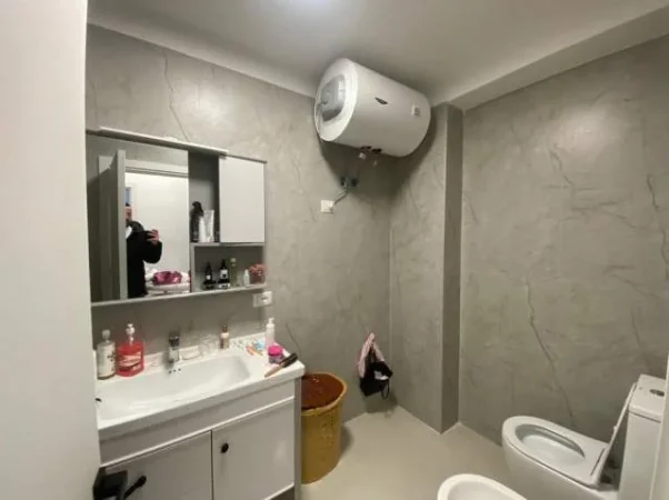 Tirane, jepet me qera apartament 1+1 Kati 6, 80 m² 700 Euro (Komuna e Parisit)