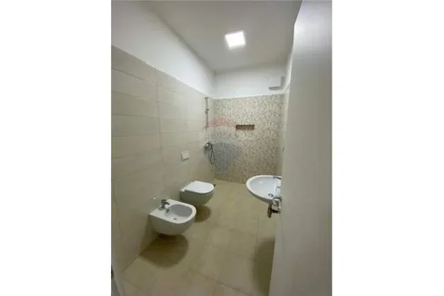 Tirane, jepet me qera apartament 3+1 Kati 1, 12.895 m² 45.000 Leke (APARTAMENT ME QIRA 3+1+2, DON BOSKO)