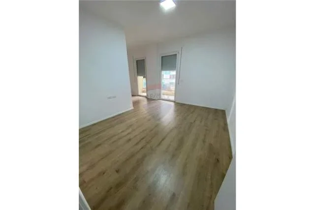 Tirane, jepet me qera apartament 3+1 Kati 1, 12.895 m² 45.000 Leke (APARTAMENT ME QIRA 3+1+2, DON BOSKO)