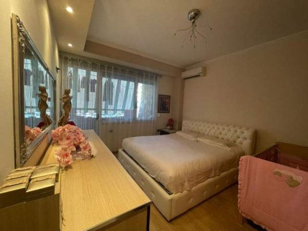 Tirane, shitet apartament 2+1 78 m² 170.000 Euro prane Viles Gold