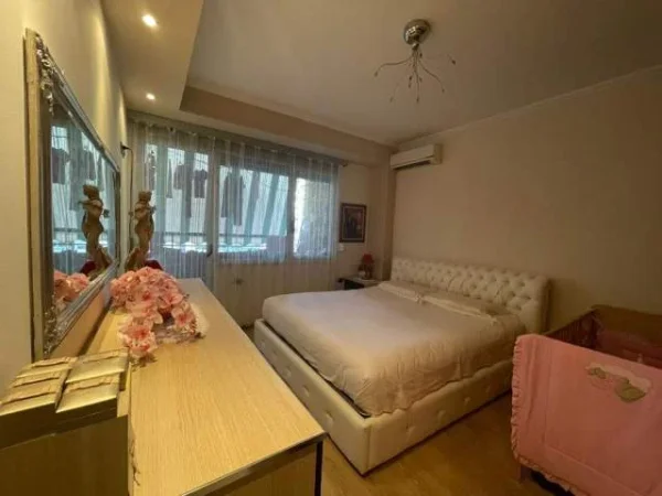 Tirane, shitet apartament 2+1 78 m² 170.000 Euro prane Viles Gold