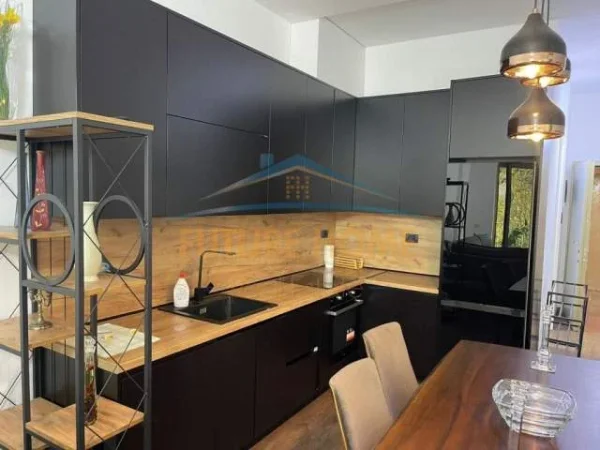 Tirane, jepet me qera apartament 2+1 Kati 3, 100 m² 1.500 Euro (Prane Stadiumit Air Albania)