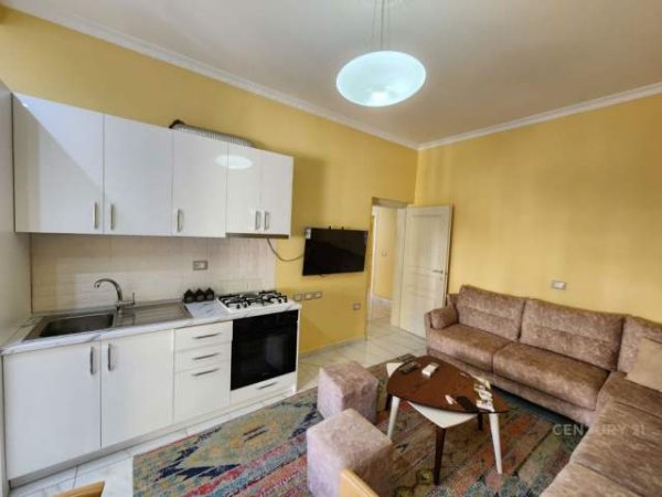 Tirane, jepet me qera apartament 2+1 Kati 4, 71 m² 500 Euro (RRUGA E BARRIKADAVE)