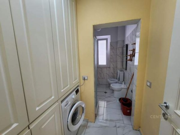 Tirane, jepet me qera apartament 2+1 Kati 4, 71 m² 500 Euro (RRUGA E BARRIKADAVE)