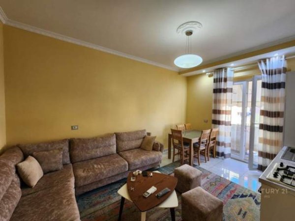 Tirane, jepet me qera apartament 2+1 Kati 4, 71 m² 500 Euro (RRUGA E BARRIKADAVE)