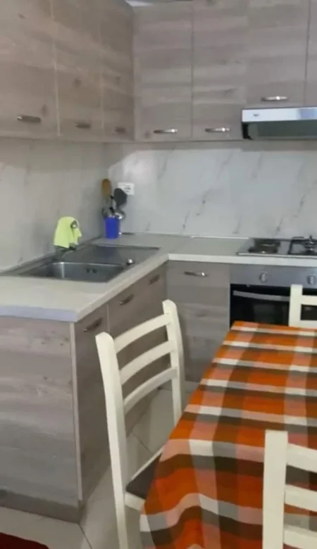 Tirane, jepet me qera apartament 2+1+BLK Kati 3, 100 m² 450 Euro (mbikalimi i komunes,rruga rrexhep Pinari)