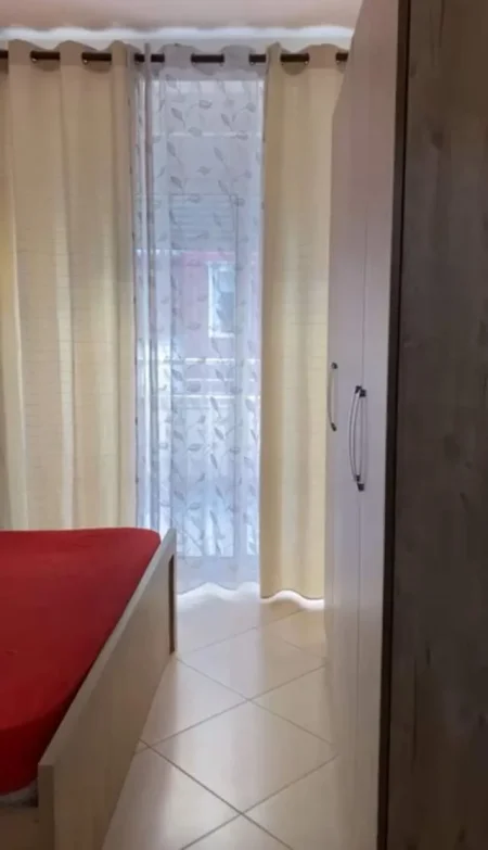 Tirane, jepet me qera apartament 2+1+BLK Kati 3, 100 m² 450 Euro (mbikalimi i komunes,rruga rrexhep Pinari)