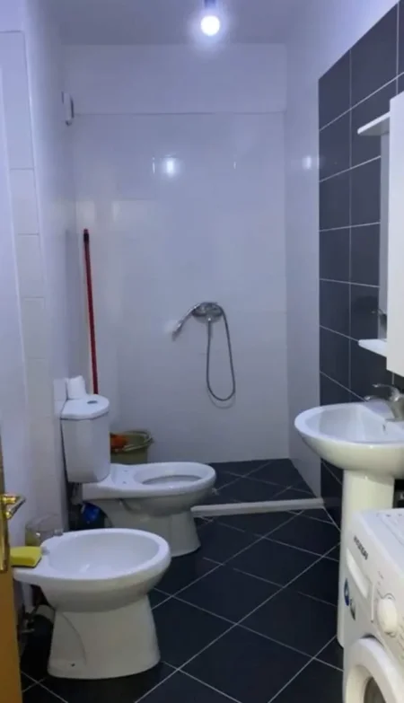Tirane, jepet me qera apartament 2+1+BLK Kati 3, 100 m² 450 Euro (mbikalimi i komunes,rruga rrexhep Pinari)