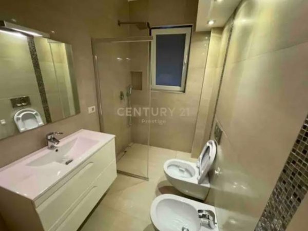 Tirane, jepet me qera apartament 3+1 Kati 2, 850 Euro (KOMUNA E PARISIT)
