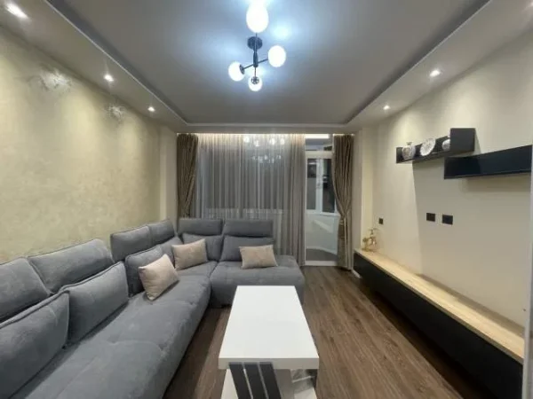 Tirane, jepet me qera apartament 1+1 Kati 5, 68 m² 600 Euro