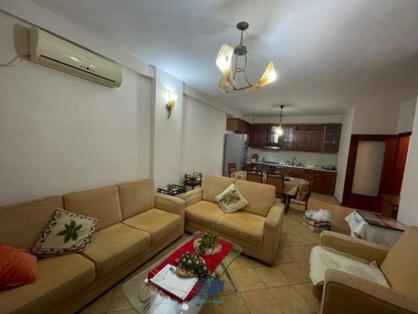 Shqiperi, jepet me qera apartament Kati 4, 105 m² 500 Euro (Tek Kongresi Manastirit)