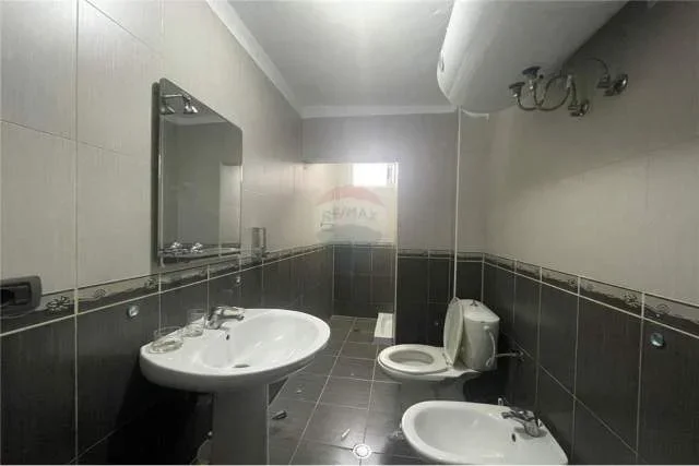 Tirane, jepet me qera apartament 2+1 Kati 4, 65 m² 400 Euro (Bulevardi "Zhan D'Ark")