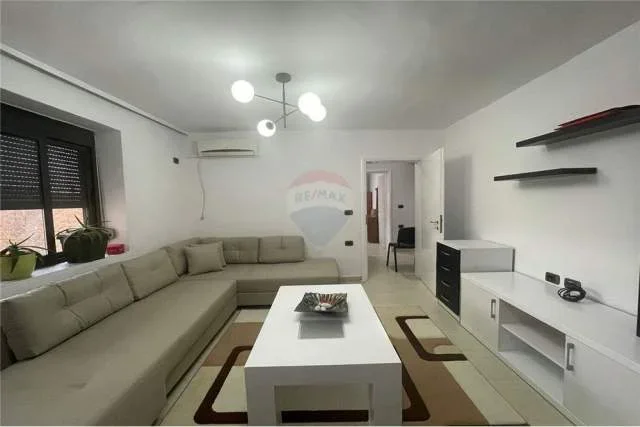 Tirane, jepet me qera apartament 2+1 Kati 4, 65 m² 400 Euro (Bulevardi "Zhan D'Ark")