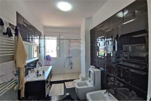 Tirane, jepet me qera apartament 2+1 Kati 4, 89 m² 600 Euro (Liqeni i Thate)