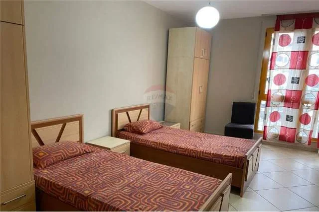 Tirane, jepet me qera apartament 2+1 Kati 2, 89 m² 600 Euro (Shkolla Kristaq Rama)