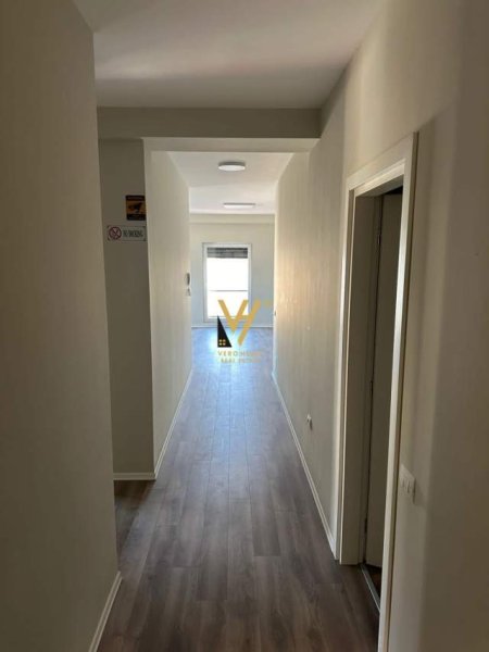 Tirane, jepet me qera zyre Kati 6, 110 m² 800 Euro (STACIONI I TRENIT)