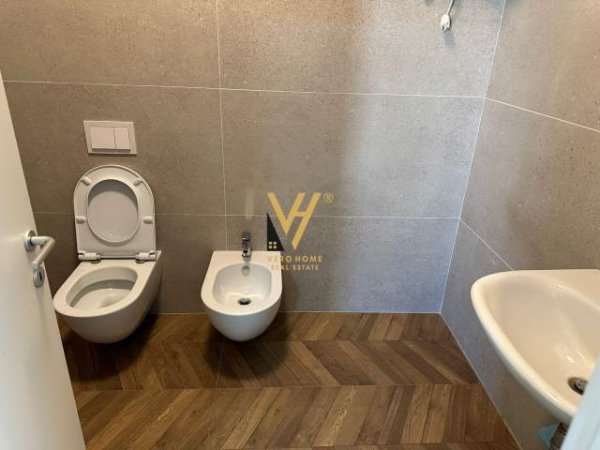 Tirane, jepet me qera zyre Kati 6, 110 m² 800 Euro (STACIONI I TRENIT)