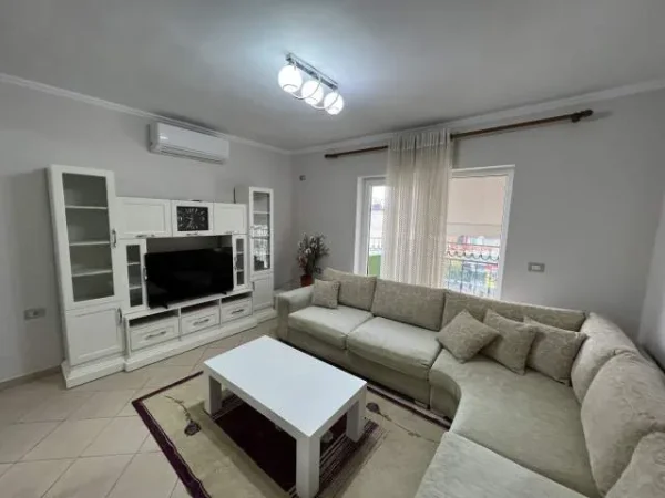 Tirane, jepet me qera apartament 2+1+BLK Kati 5, 95 m² 450 Euro (Kryqëzimi i 21 Dhjetorit)