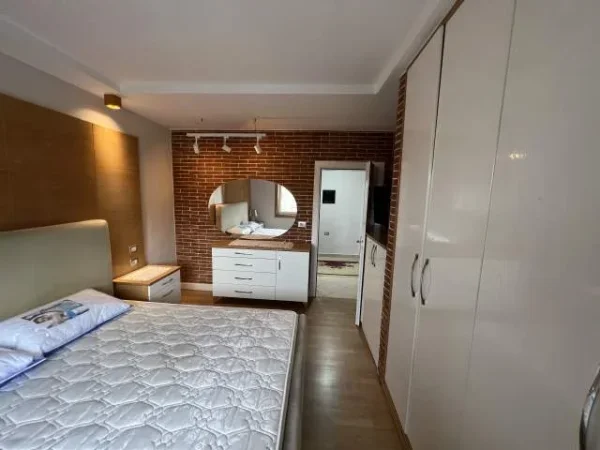 Tirane, jepet me qera apartament 2+1+BLK Kati 5, 95 m² 450 Euro (Kryqëzimi i 21 Dhjetorit)