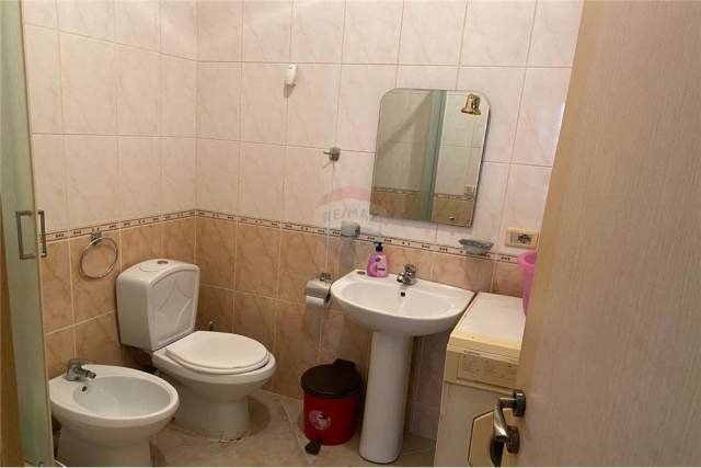 Tirane, jepet me qera apartament 2+1 Kati 2, 89 m² 600 Euro (Komuna e Parisit)