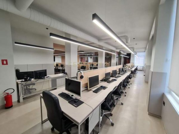 Durres, jepet me qera zyre Kati 1, 1.100 m² 6.000 Euro (Qendra e Durresit)