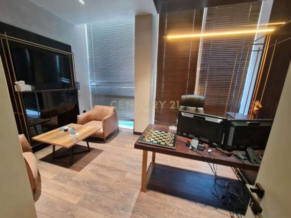 Durres, jepet me qera zyre Kati 1, 1.100 m² 6.000 Euro (Qendra e Durresit)