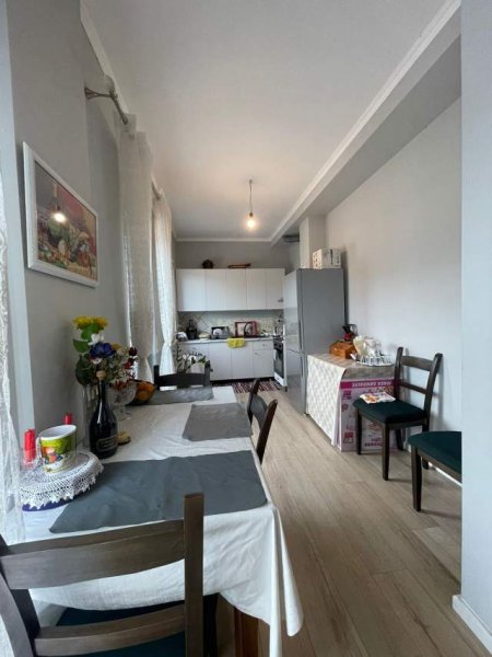 Tirane, jepet me qera apartament 2+1 Kati 7, 84 m² 500 Euro (kinostudio)