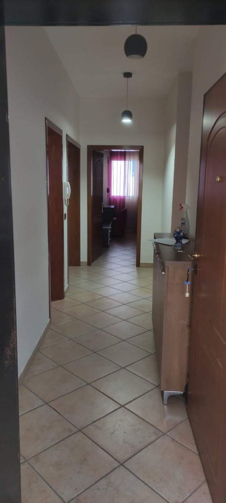 Tirane, jepet me qera apartament 2+1 Kati 3, 110 m² 500 Euro (21 Dhjetori)