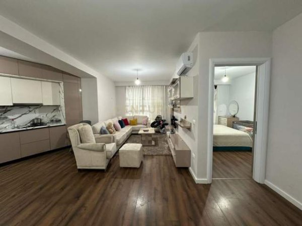 Tirane, shes apartament 1+1 Kati 5, 81 m² 130.000 Euro (Ish fusha aviacionit)