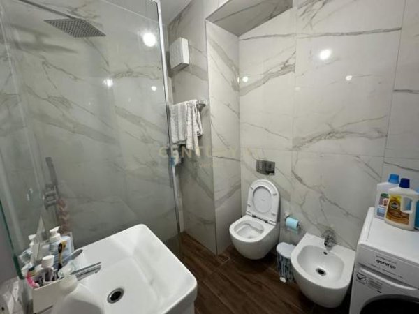 Tirane, shes apartament 1+1 Kati 5, 81 m² 130.000 Euro (Ish fusha aviacionit)