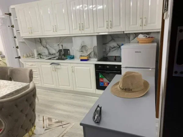 Korce, jepet me qera apartament 1+1+BLK Kati 2, 70 m² 60 Euro (Pazar i vjeter)