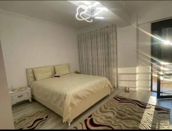 Korce, jepet me qera apartament 1+1+BLK Kati 2, 70 m² 60 Euro (Pazar i vjeter)