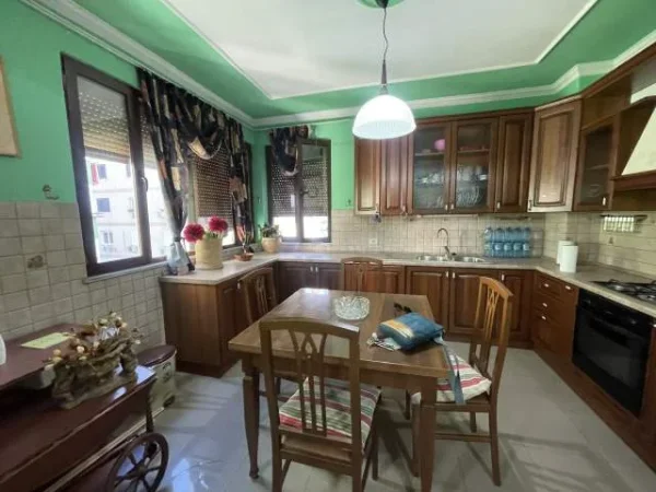 Tirane, jepet me qera apartament 2+1+BLK Kati 7, 1.100 Euro