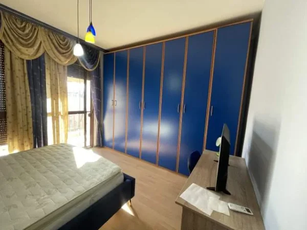 Tirane, jepet me qera apartament 2+1+BLK Kati 7, 1.100 Euro