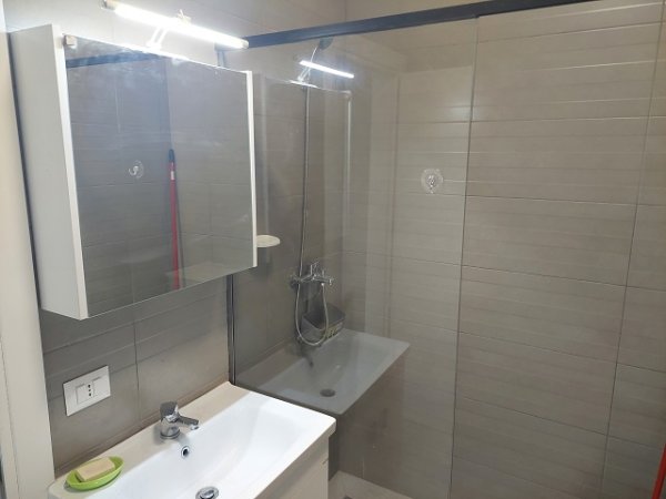 Tirane, jepet me qera apartament 1+1 Kati 8, 70 m² 550 Euro