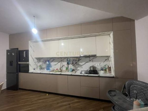 Tirane, shes apartament 1+1 Kati 5, 81 m² 130.000 Euro (Ish fusha aviacionit)