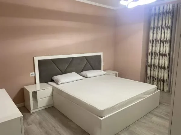 Tirane, jepet me qera apartament 2+1 Kati 6, 102 m² +2 Parkime 70 000 lekë (Bedri Karapici)