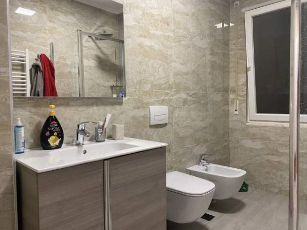 Tirane, jepet me qera apartament 2+1 Kati 6, 102 m² +2 Parkime 650 Euro (Bedri Karapici)