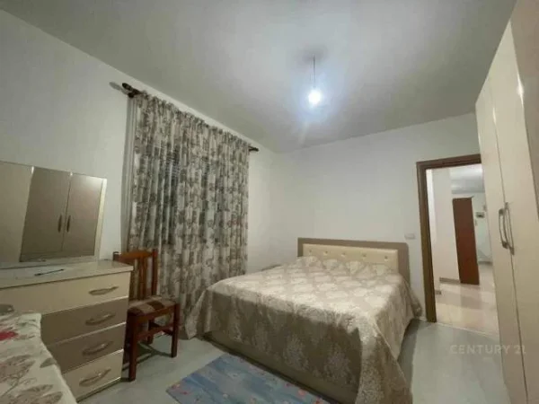 Tirane, jepet me qera apartament 2+1+BLK Kati 4, 80 m² 420 Euro (prane Restorant Fresku)