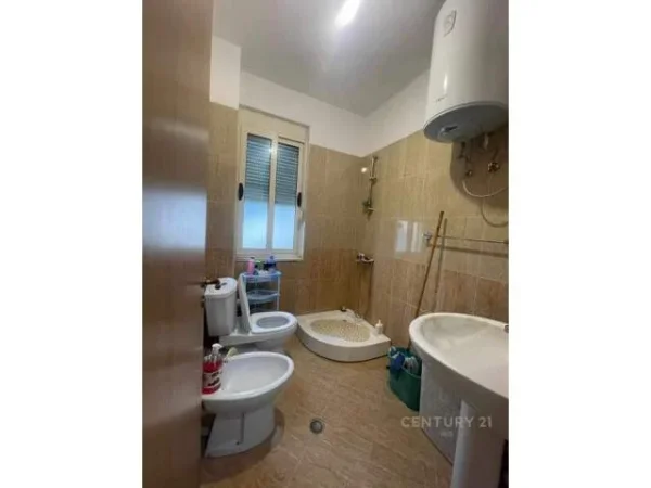 Tirane, jepet me qera apartament 2+1+BLK Kati 4, 80 m² 420 Euro (prane Restorant Fresku)