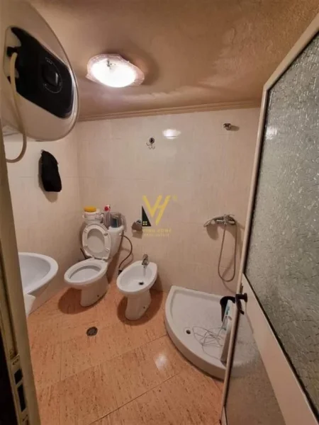 Tirane, jepet me qera ambjent biznesi Kati 1, 150 m² 1.500 Euro (MINE PEZA)