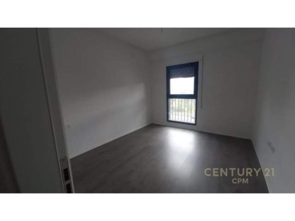 Tirane, jepet me qera ambjent biznesi 80 m² 600 Euro (komuna parisit)