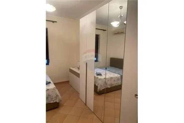 Tirane, jepet me qera apartament 2+1 Kati 4, 80 m² 550 Euro (Bllok)