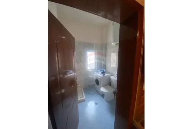 Tirane, jepet me qera apartament 2+1 Kati 4, 80 m² 550 Euro (Garda)