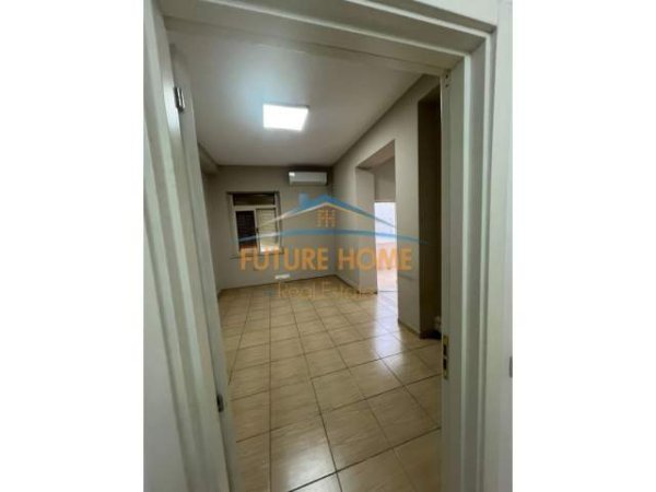 Tirane, jepet me qera ambjent biznesi Kati 2, 140 m² 1.500 Euro (BLLOKU)